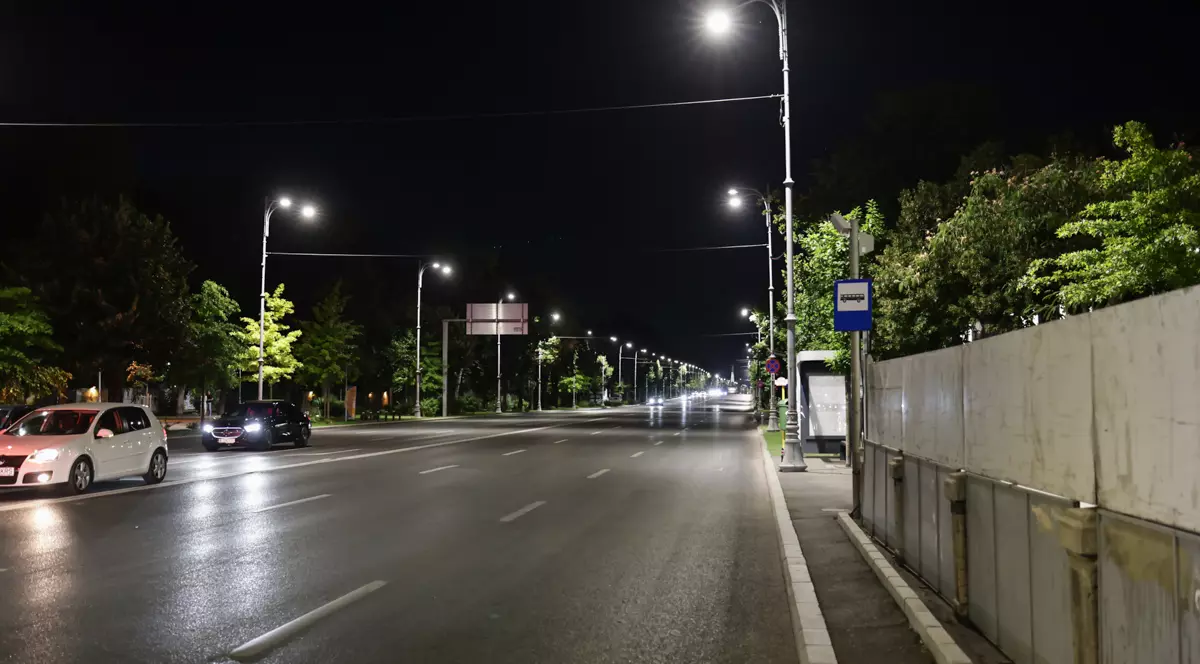 Bulevardul este puternic iluminat pe timpul nopții, iar iluminatul public funcționează pe toată lungimea străzii. În ciuda traficului redus, stâlpii de iluminat rămân aprinși, oferind vizibilitate atât pentru șoferi, cât și pentru pietoni.