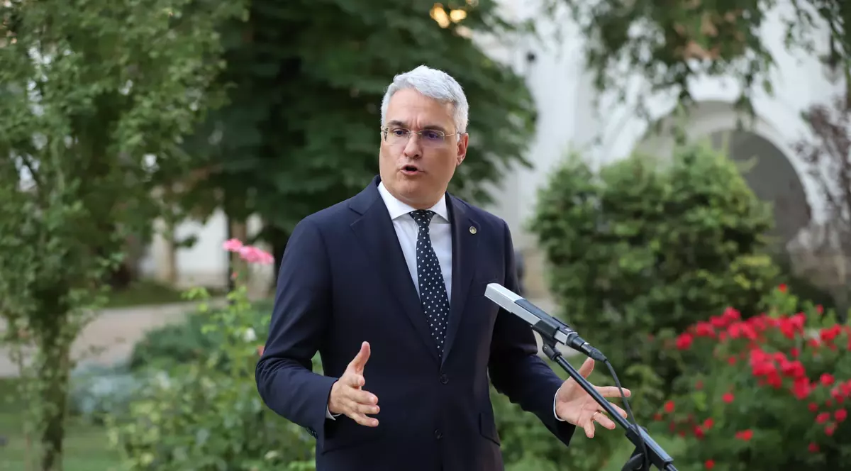 Ministrul interimar la Muncii, Dragoș Pîslaru, in gradina la Cotroceni gesticuleaza cu mainile in timpul unei declaratii d epresa