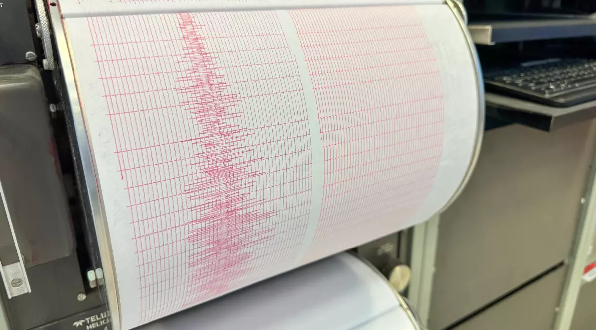 Un seismograf, în momentul în care a înregistrat magnitudinea unui nou cutremur