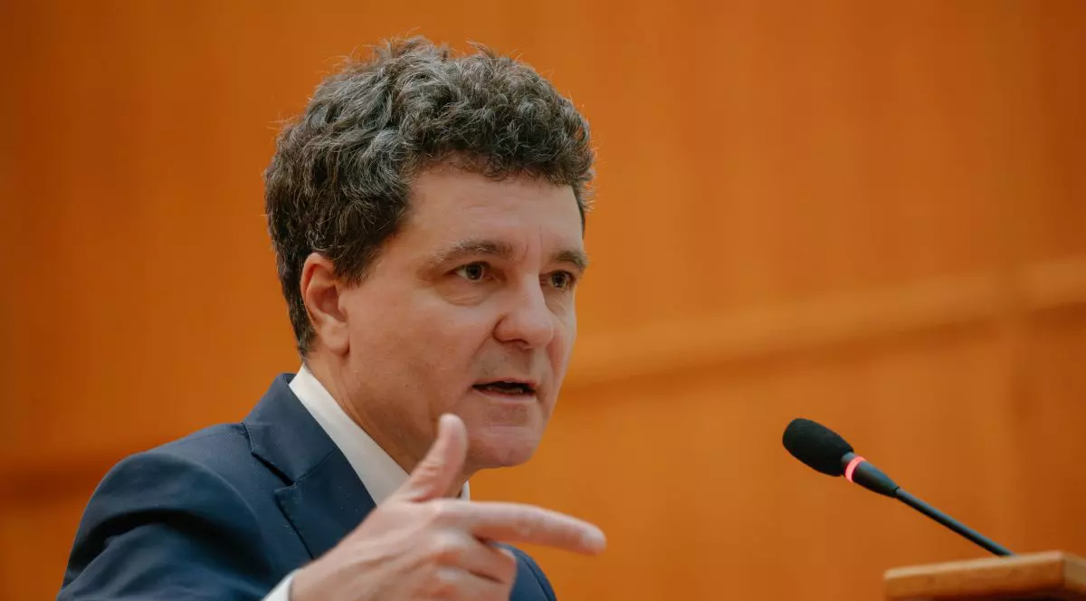 Nicușor Dan vorbește în PArlamentul României, gesticulând cu mâna dreaptă, 26 mai 2025