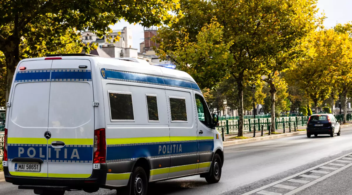 O mașină de Poliție, o după pentru deținuți, în timp ce merge pe Splaiul Independenței din București