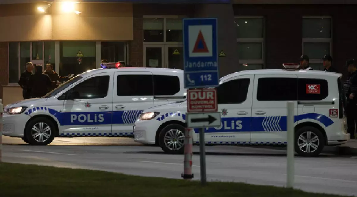 Două mașini de poliție staționate, în Turcia