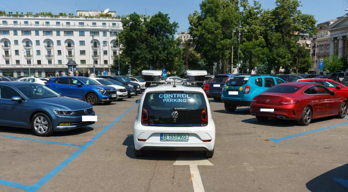 Mai multe mașini care au fost parcate la Ateneul Român, iar o mașină de Poliție Locală verifica dacă au plătit