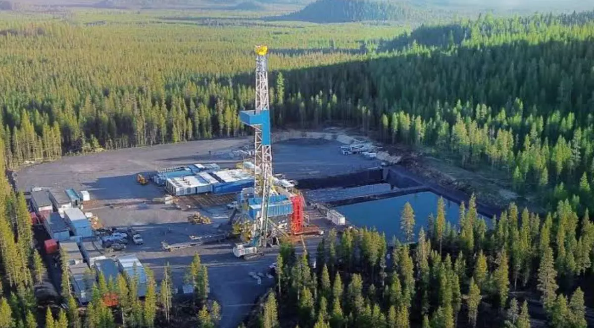 Proiectul Obsidian în Oregonul Central, se ve o platforma inconjurată de paduri