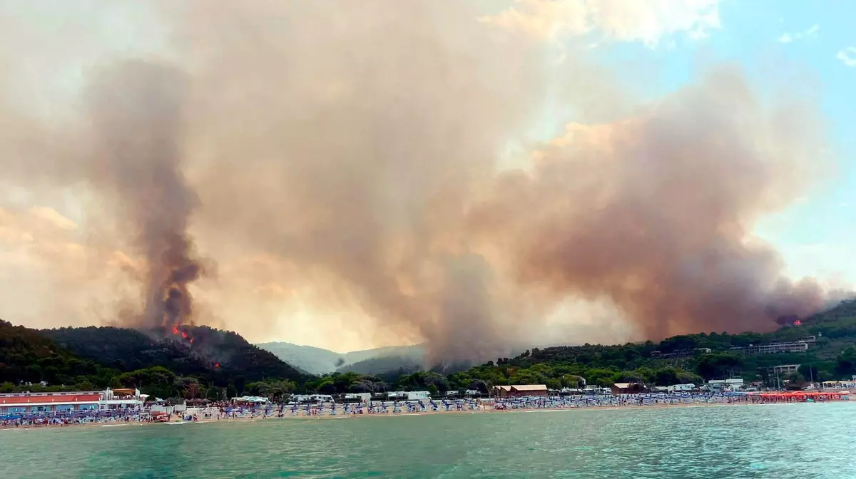 Sute de turiști evacuați pe mare din Gargano, Italia, din cauza incendiilor
