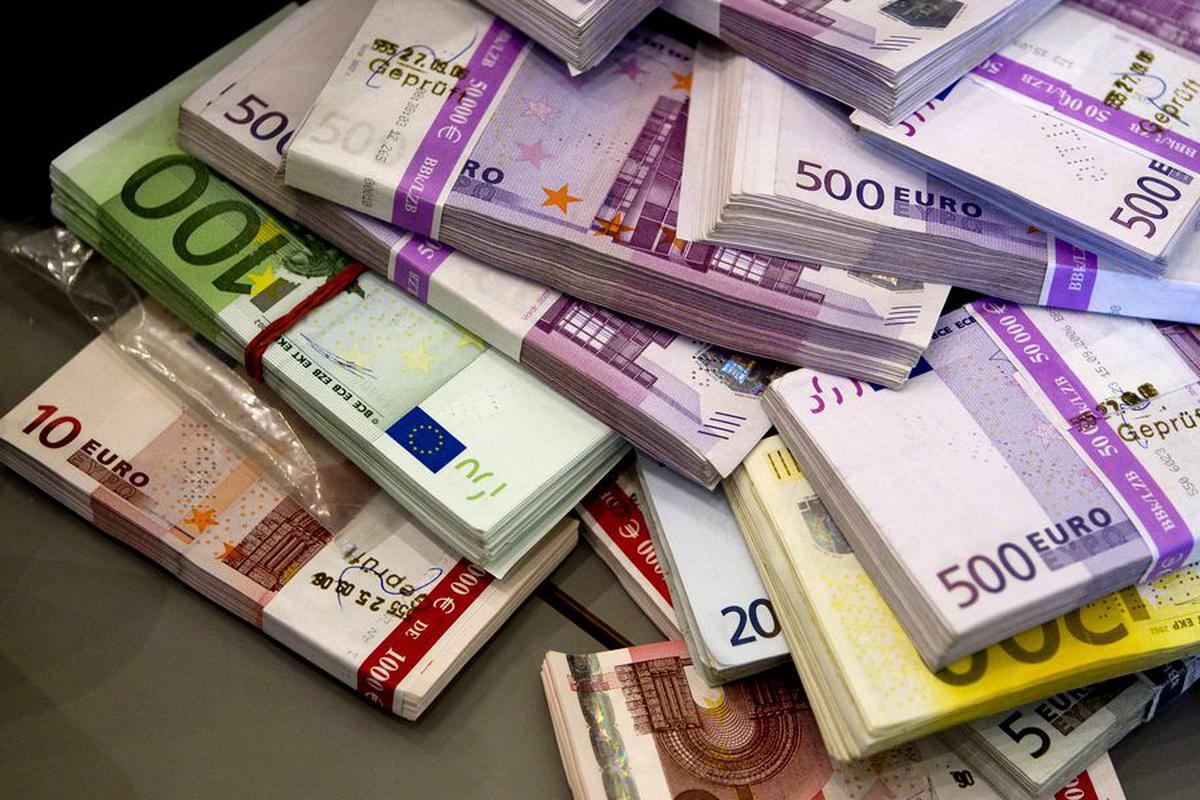Românii din străinătate vor putea trimite bani acasă, fără comision. ANUNŢUL ministrului de Finanţe