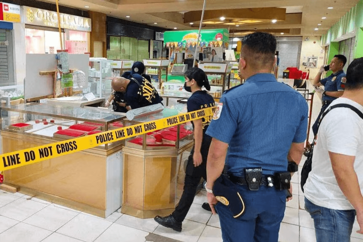 Hoții Au Furat Bijuterii și Bani în Valoare De Aproape Un Milion De Dolari,  După Ce Au Săpat Un Tunel Ca Să Intre într-un Mall Din Filipine