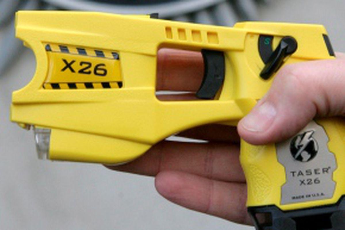 Taser Lansează Pistolul Electric Cu Tir Multiplu Stiri știri Externe Libertatea Libertatea