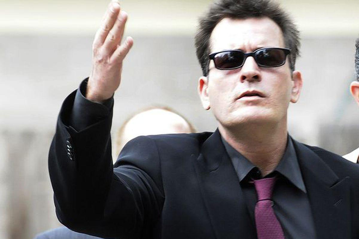Scandalurile Lui Charlie Sheen Acuzat Că L A Violat Pe Corey Haim Libertatea