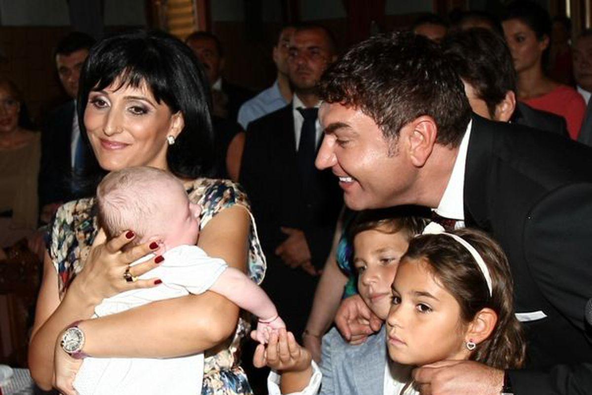 Ce Topit E Borcea După Fiul Lui Uite Cum S A Jucat Cu El La Botez Foto Entertainment Monden Libertatea Libertatea