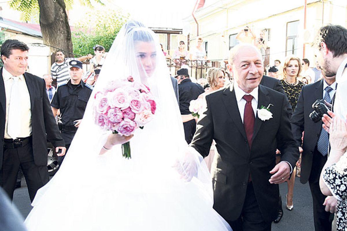 A Avut Rochie De Prinţesă Iat O Pe Elena Băsescu Prima Mireasă