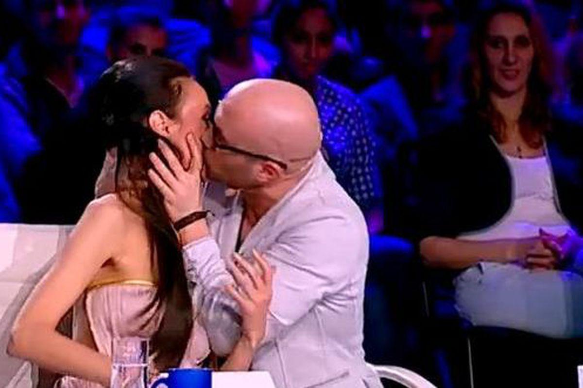 Ce Nebun E Bendeac A Sărutat O Pe Gură Pe Jurata Monica Petrică Vezi Cum A Reacţionat Balerina Video Entertainment Stiri Mondene Libertatea Libertatea