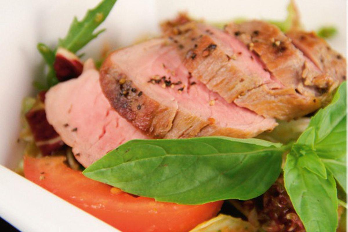 Muschiuleţ De Porc Trio Pepper Si Salată Cu Dressing De Busuioc 4 Porţii Lifestyle Libertatea Libertatea