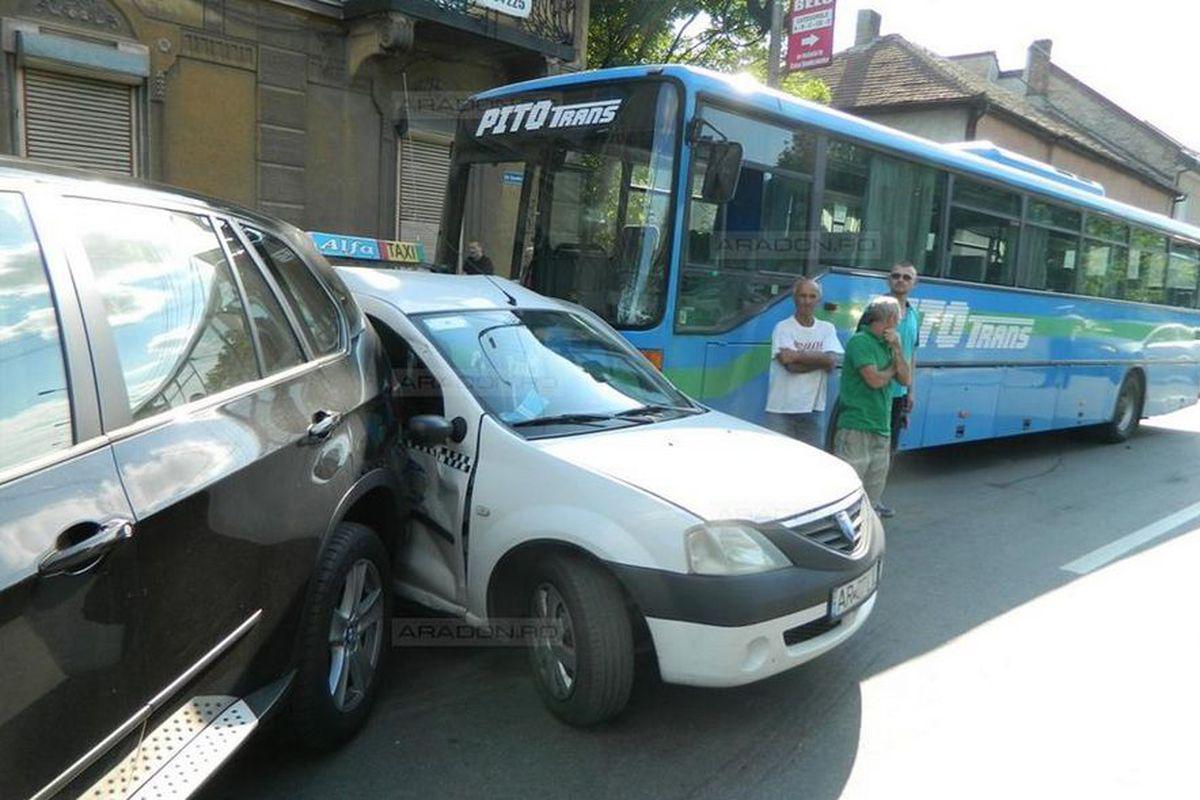 Accident In Arad Un Autobuz A Lovit Nouă Automobile Stiri