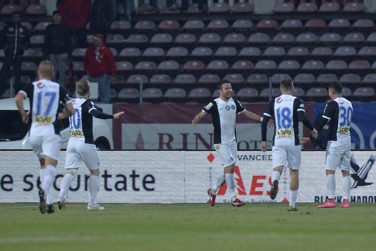 Liga I Viitorul Csu Craiova 4 0 Victorie Clară A Gazdelor Gică Popescu Langă Echipa Lui Hagi Oltenii Au șeful Arestat Fotbal Sport Libertatea Libertatea
