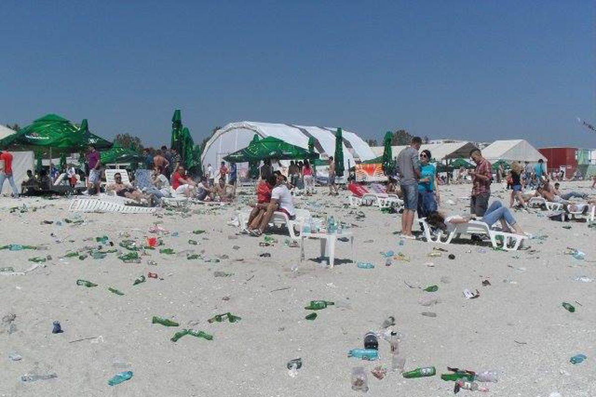 Imaginea Nesimțirii La Malul Mării Veniți Din Toată țara și Credeți Că Plaja Din Mamaia Este Groapa Voastră De Gunoi Stiri știri Romania Libertatea Libertatea