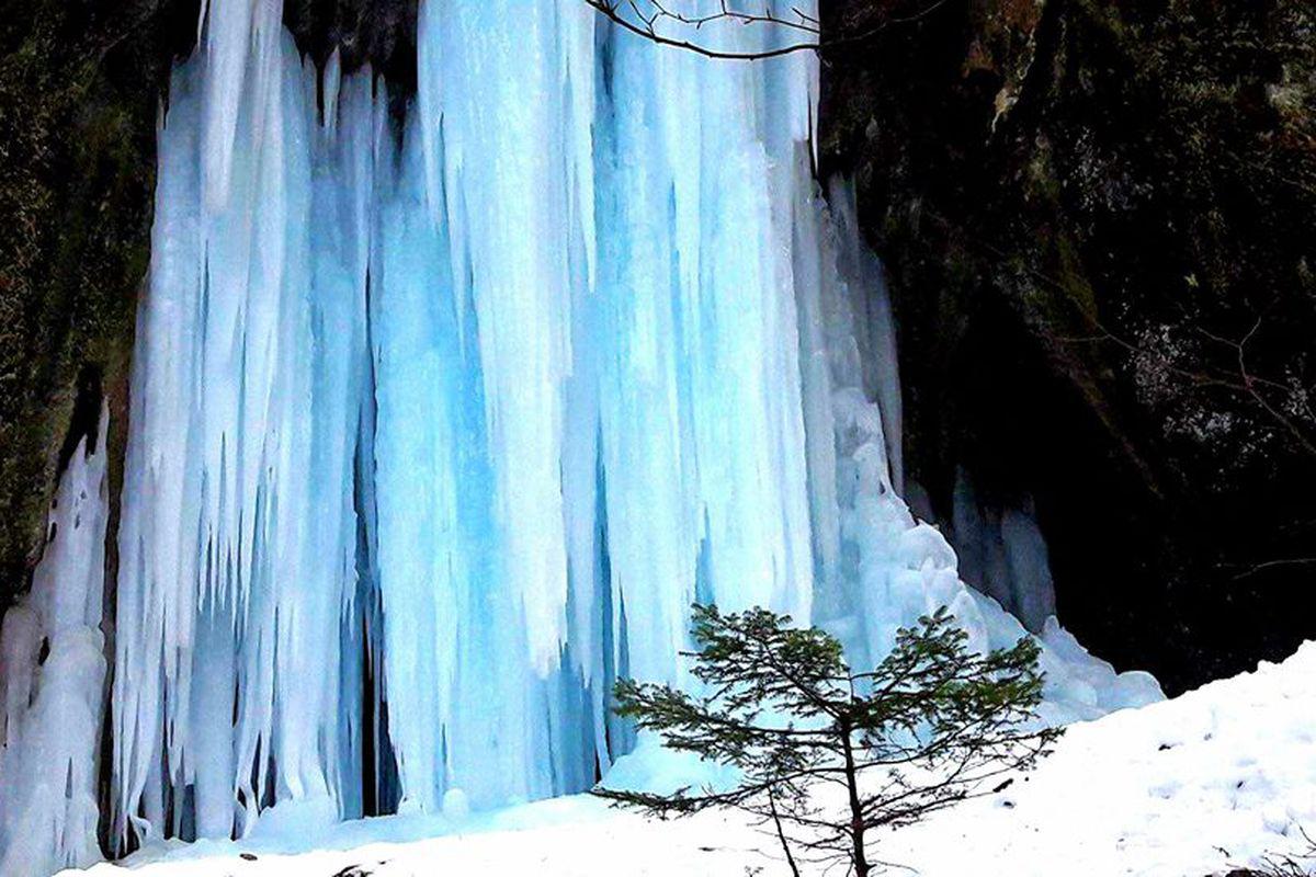 Cascada De La Canionul șapte Scări A Devenit Turcoaz Spectacol