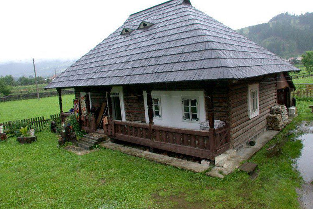 Cartier De Case Tradiționale Din Bucovina Amenajat In Județul