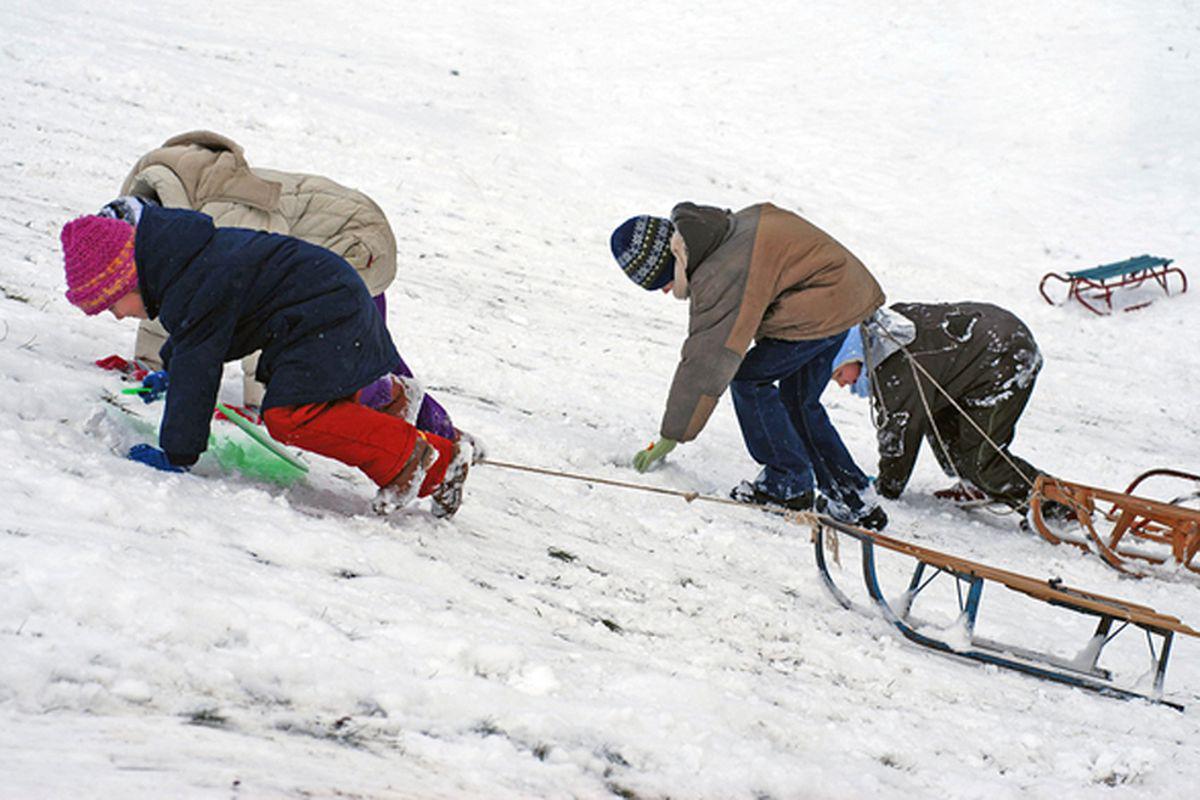 Doi Copii Au Fost Loviți De O Mașină In Timp Ce Se Aflau La Săniuș