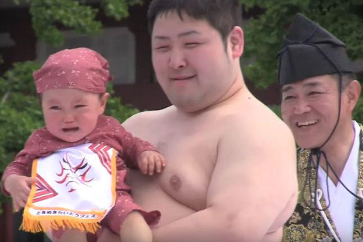 Părinții Din Japonia Plătesc Luptătorii De Sumo Să Le Sperie