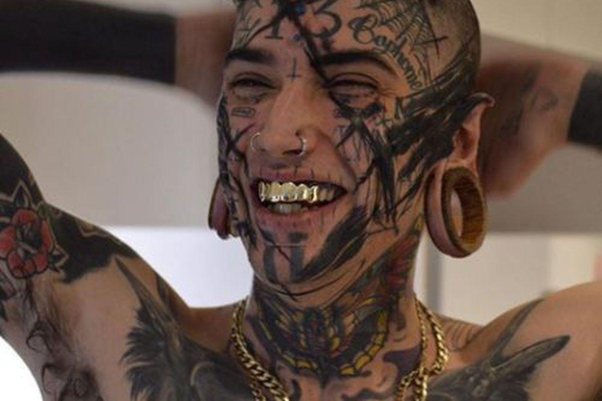 Transformarea Uimitoare A Unui Tanăr Care A Făcut Peste 40 De Operații și 150 De Tatuaje Libertatea