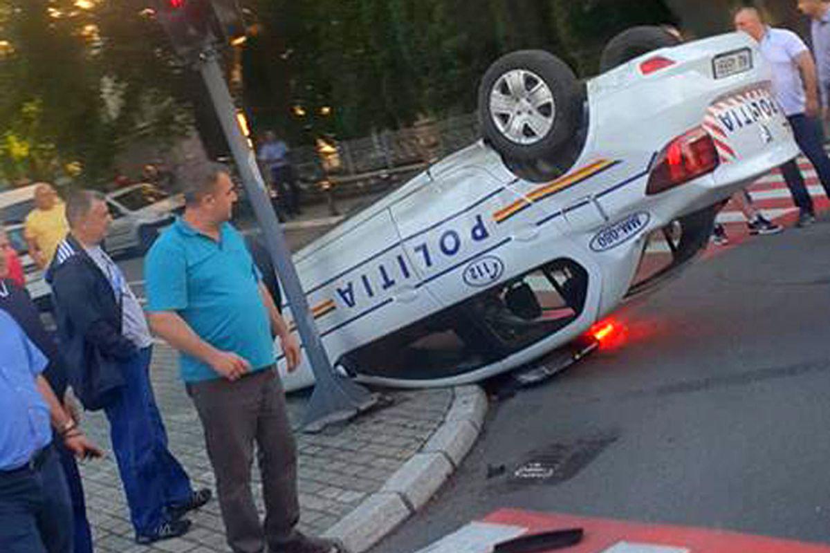 O Mașină De Poliție S A Răsturnat In Fața Secției In Baia Mare Libertatea