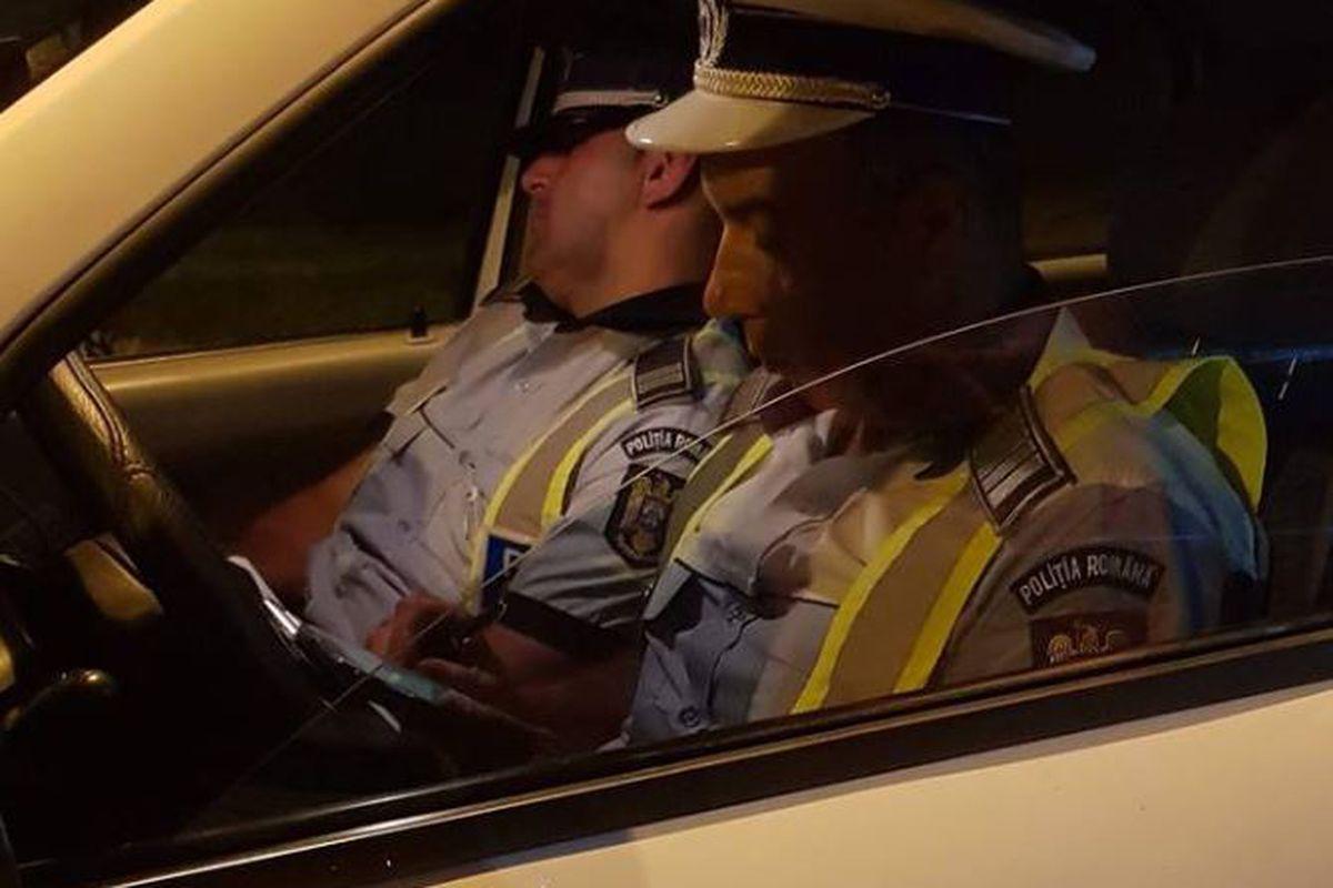 Un Polițist Din Gorj A Fost Fotografiat Dormind In Timpul