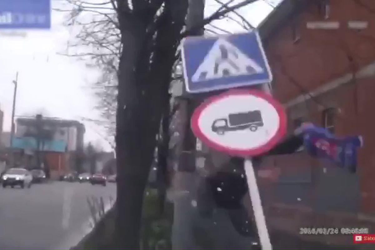 Un Bărbat A Fost Lovit In Cap De Un Semn De Circulație Libertatea