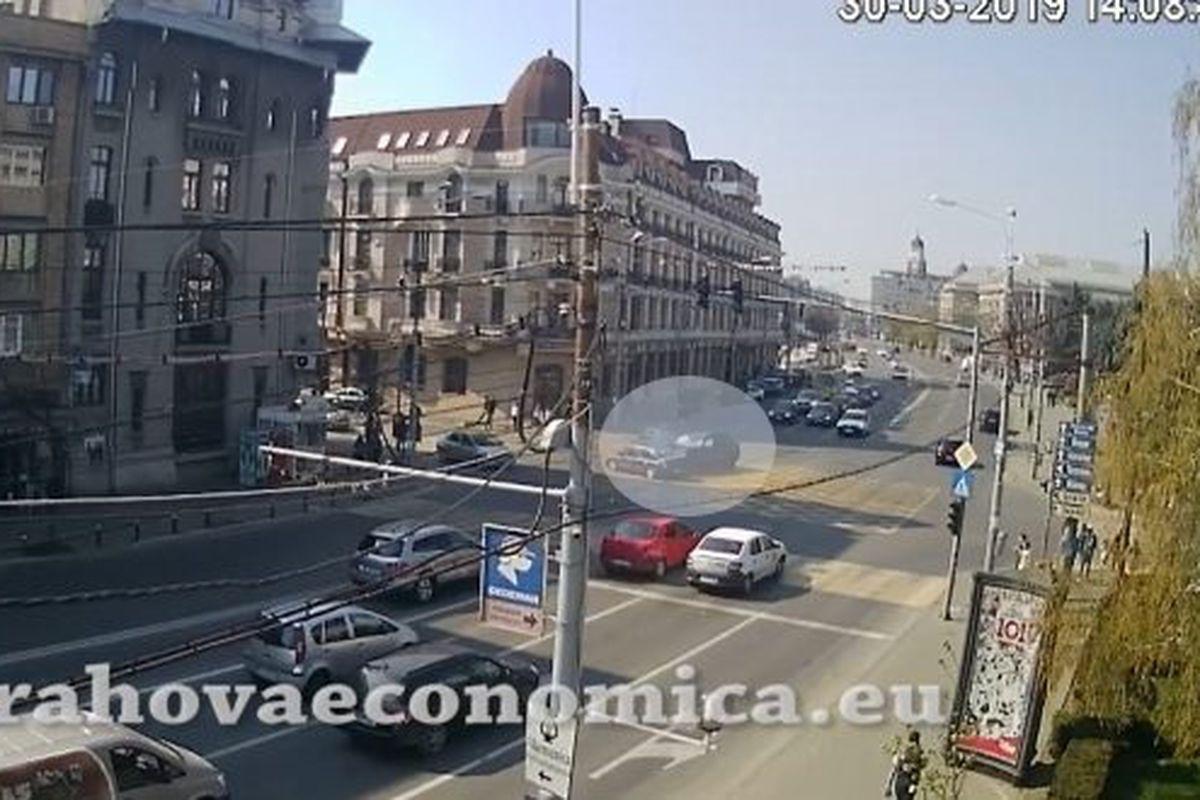 Pietoni La Un Pas De A Fi Spulberați Pe Trotuar De O Mașină In