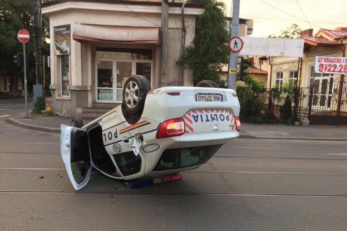 O Mașină De Poliție S A Răsturnat In Centrul Orașului Ploiești