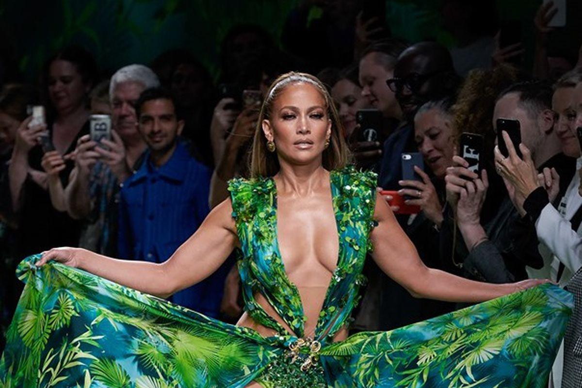 Jennifer Lopez A Imbrăcat Din Nou Celebra Rochie Verde Libertatea