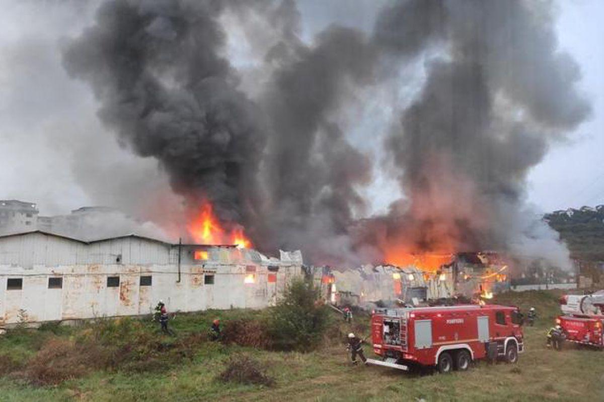 Un Incendiu Puternic A Izbucnit La Un Depozit Din Florești