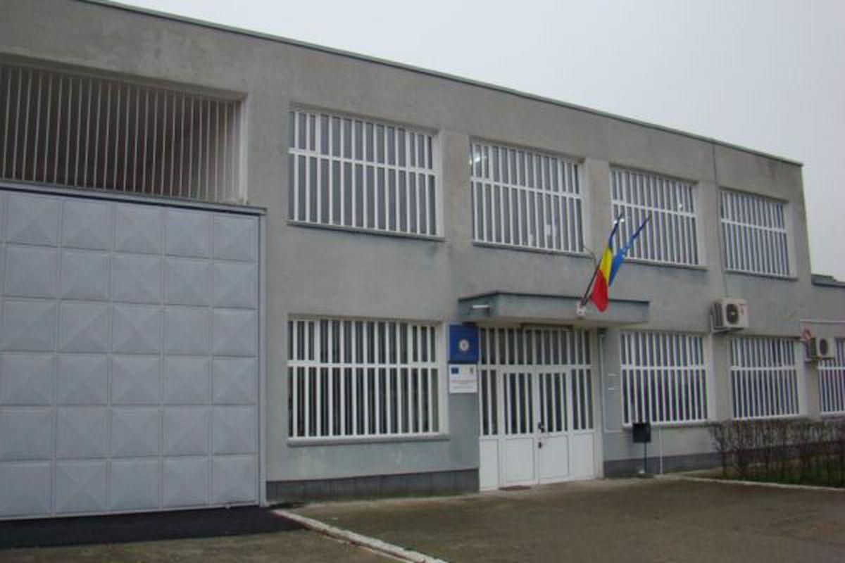 Un Poliţist De La Penitenciarul Arad S A Impușcat In Timp Ce Era