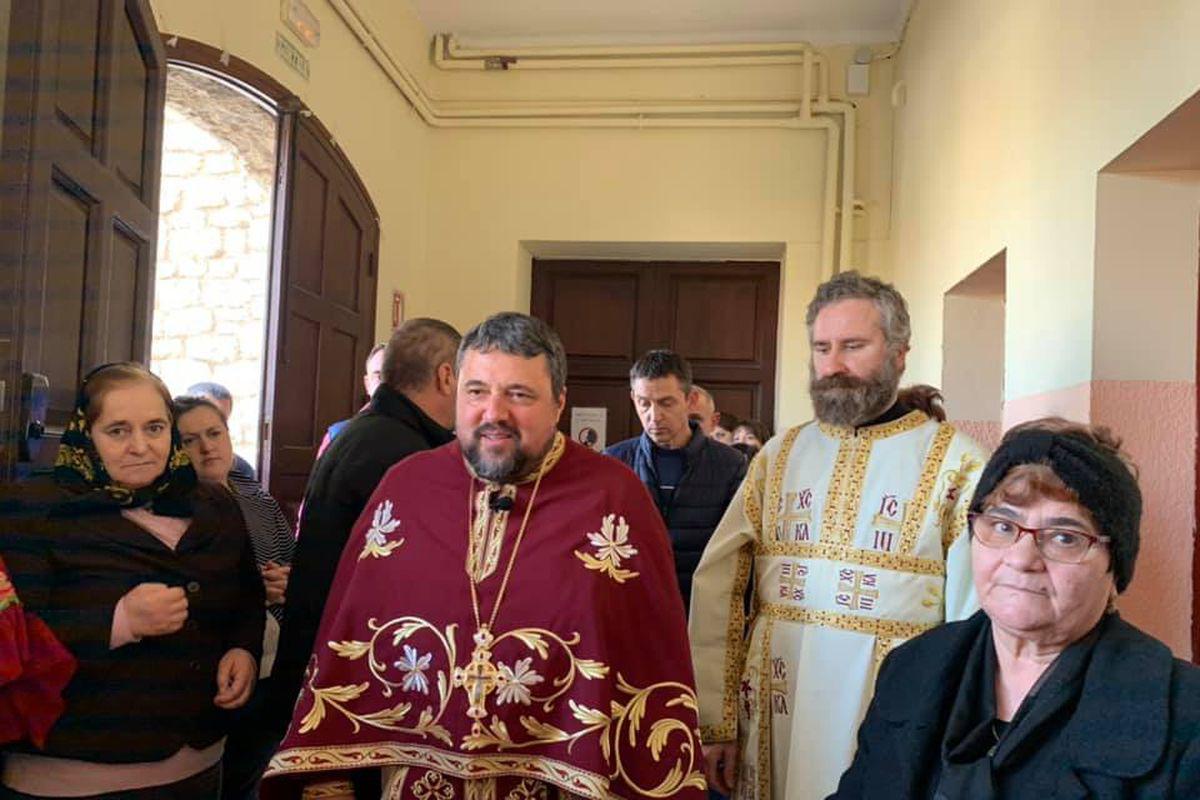 Un Preot Roman Din Spania Cheamă Oamenii La Biserică Desi ţara Este In Carantină Libertatea