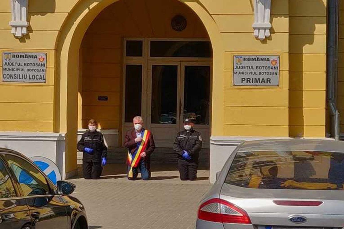 Un Primar S A Rugat In Genunchi In Faţa Instituţiei Pe Care O Conduce Ca Locuitorii Să Scape De Coronavirus Stiri știri Romania Libertatea Libertatea