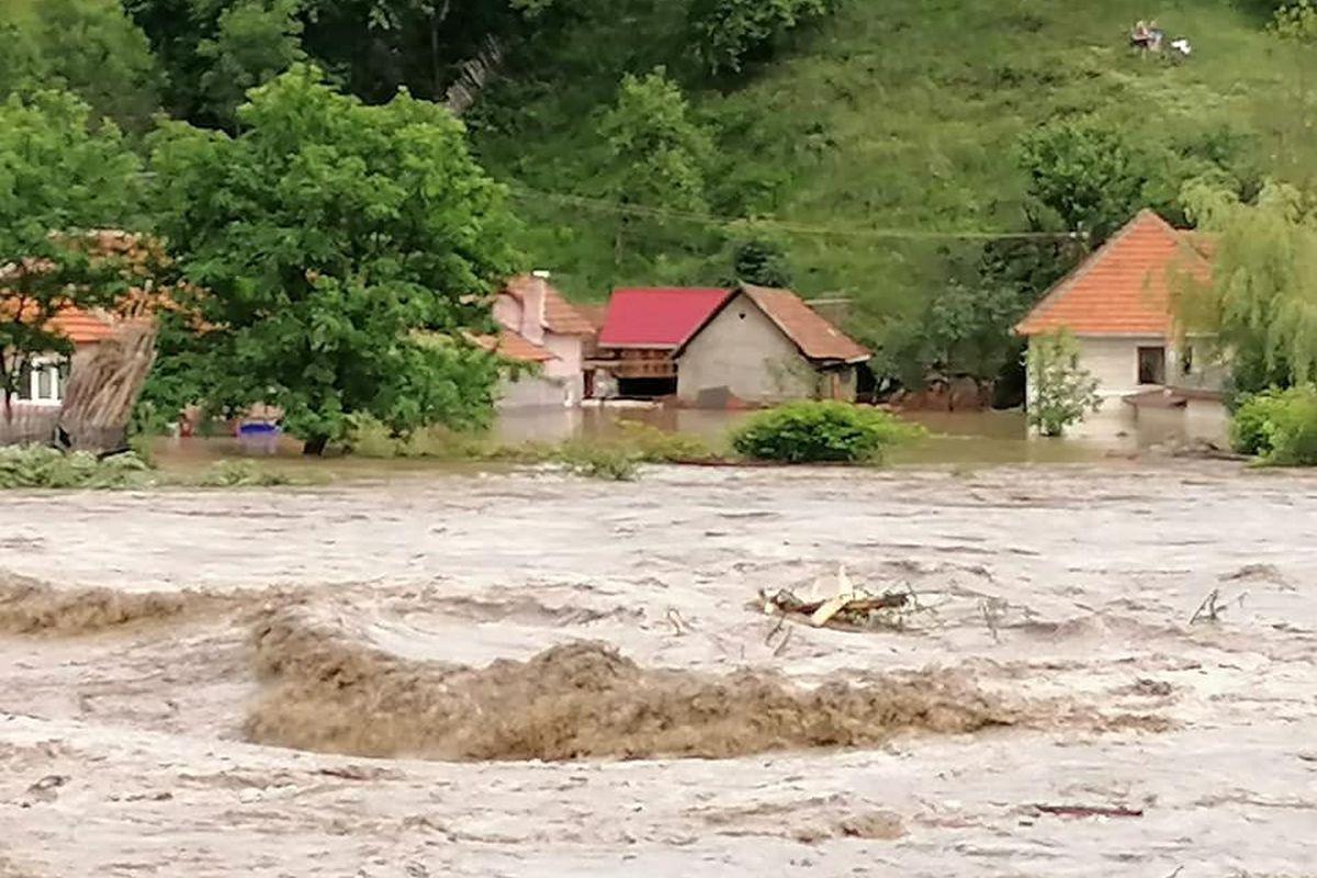 Inundații De Proporții In Valea Jiului 400 De Case Au Fost Afectate De Viituri Pompierii Au Salvat Aproape 300 De Oameni Din Calea Apelor Stiri știri Romania Libertatea Libertatea