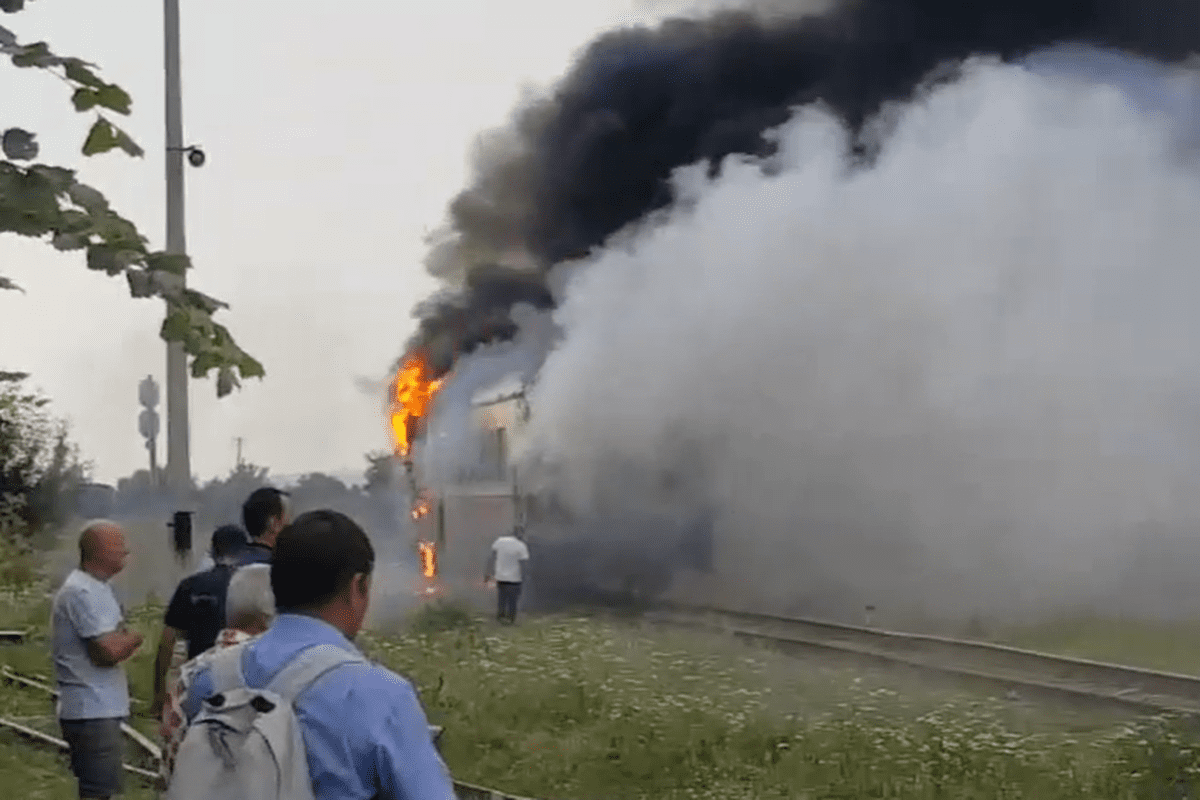 Video Incendiu Pe Calea Ferată Un Tren Care Circula Pe Ruta Bucuresti Targu Mures Cuprins De Flăcări Zeci De Pasageri Evacuați Stiri știri Romania Libertatea Libertatea