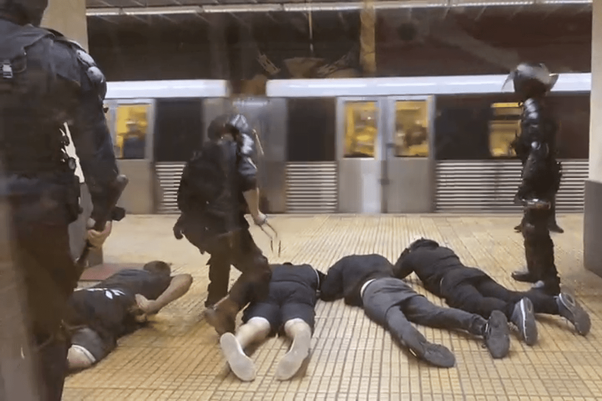 Video Intervenție In Forță La Metrou Suporteri Csa Steaua Puși La Pămant și Bătuți De Forțele De Ordine Jandarmii Acuză Că Au Fost Atacați Stiri știri Romania Libertatea Libertatea
