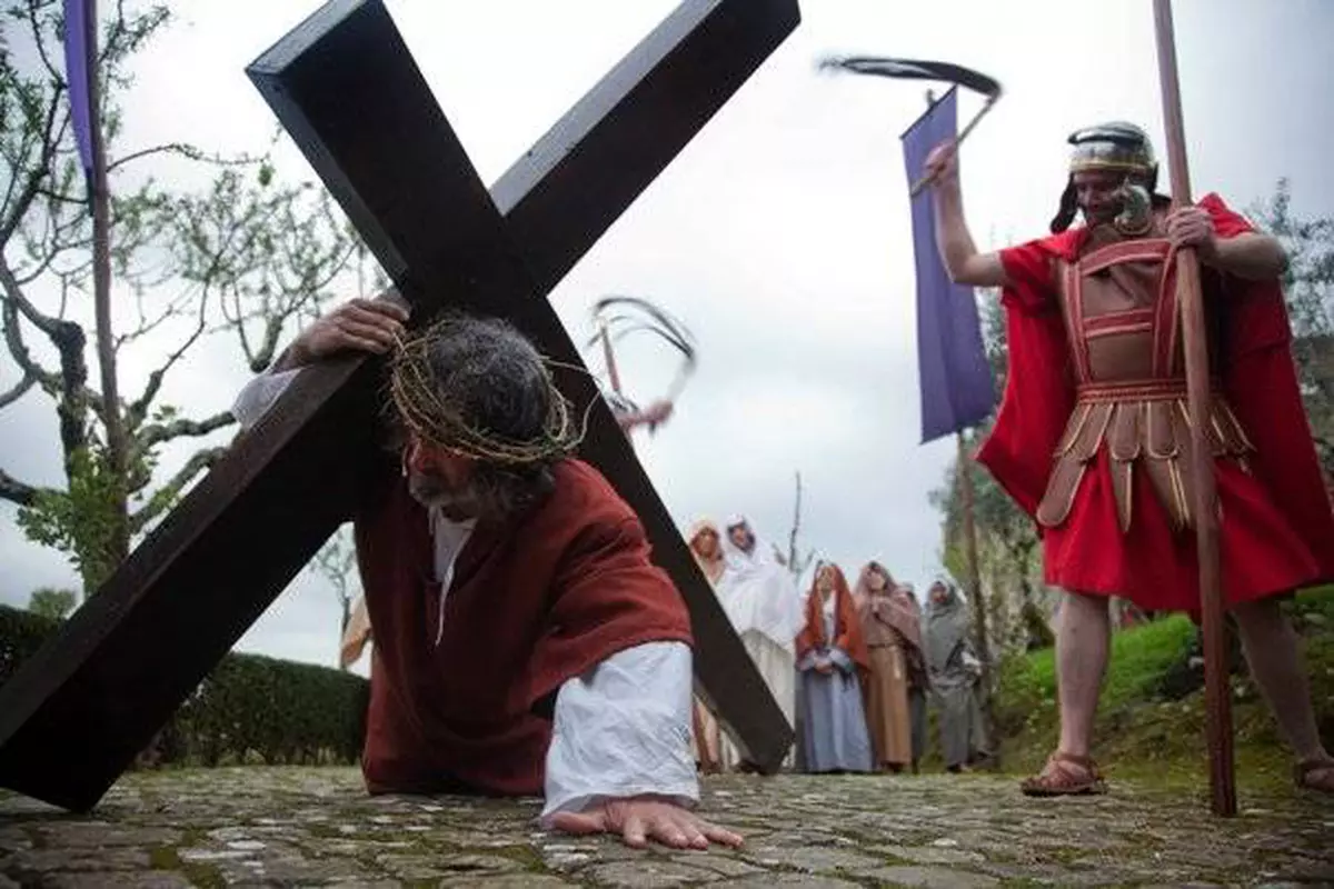 Extraordinara Poveste A Lemnului Crucii Pe Care A Fost RÄƒstignit Iisus Hristos ExistÄƒ Dumnezeu BucuraÅ£i VÄƒ De LuminÄƒ Libertatea