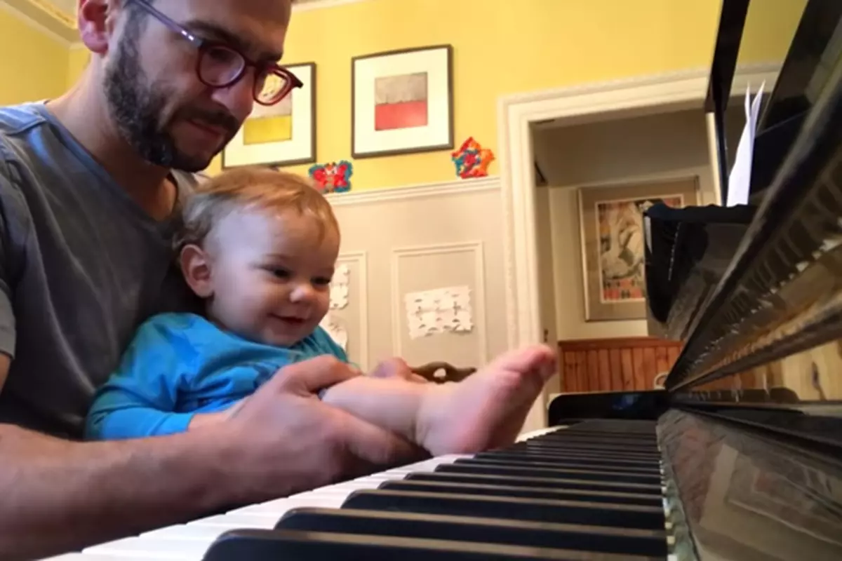 vision Interesting Station VIDEO. Acest Bebeluș Care Cântă La Pian Cu Tatăl Său Este Cel Mai Drăguț  Lucru Pe Care îl Vei Vedea Azi | Libertatea