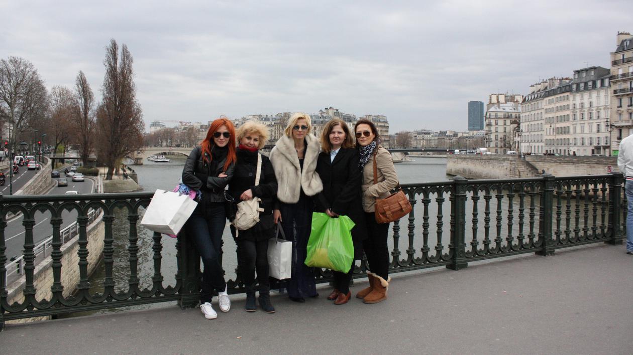 Dana Rogoz, Adela Popescu şi Ioana Scărlătescu şi-au dus mamele la Paris 