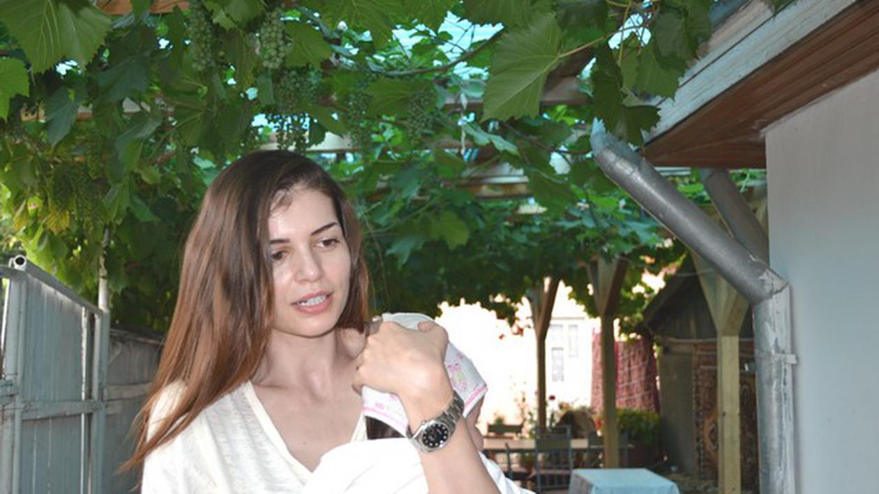 Foto | Monica şi-a dus fiica în vizită la rudele sărace
