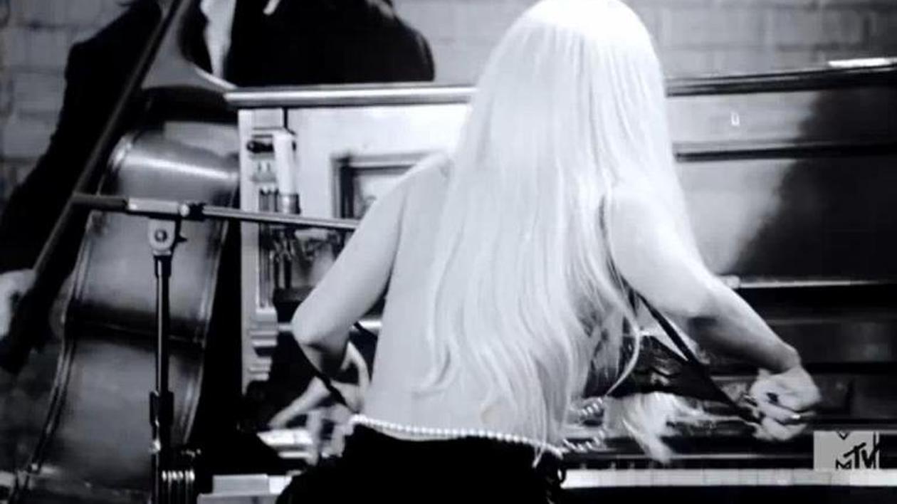 Video | Lady Gaga cântă în sânii goi