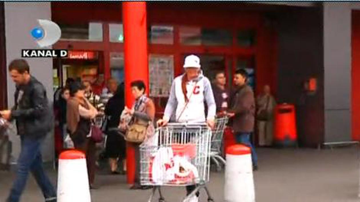 Foto | Pentru a face cumpărături dintr-un supermarket, Bianca Drăguşanu s-a deghizat în..."baschetbalist"