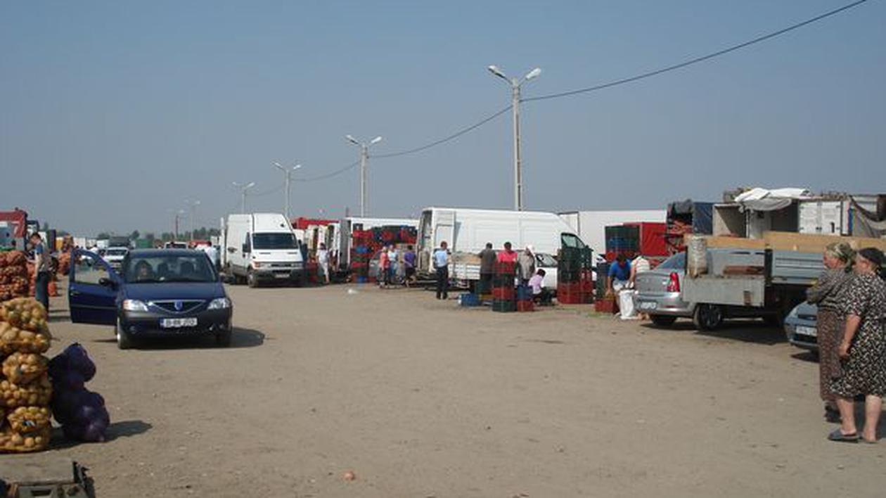 Foto | Vreţi să vă aprovizionaţi pentru iarnă? În Piaţa Pucheni, producătorii vând legumele la preţ de criză
