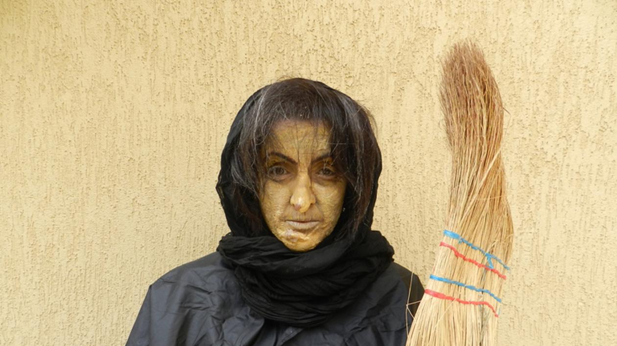 Ghici cine e vedeta care s-a deghizat de Haloween în vrăjitoare!