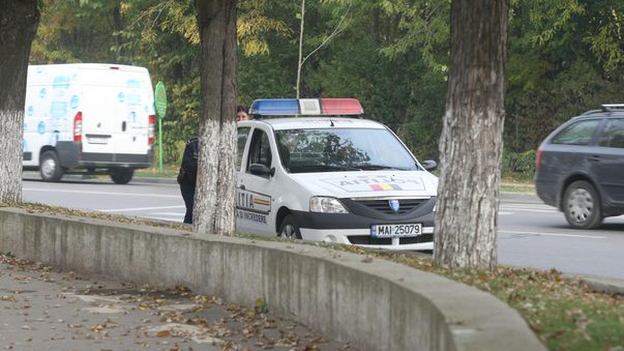TÂNĂRĂ LOVITĂ pe TROTUAR cu maşina, în cartierul bucureştean TITAN