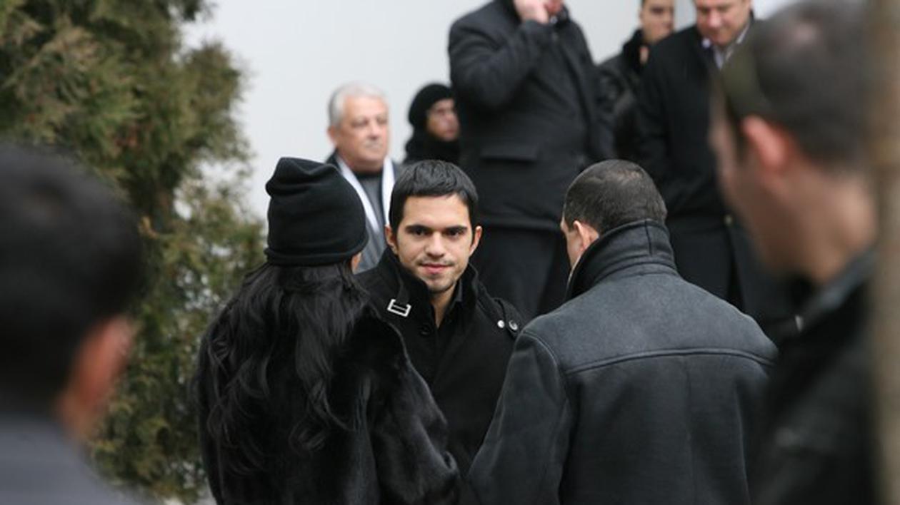 Corneluş, înmărmurit de durere la înmormântarea mamei sale, Silvia Dinu | FOTO
