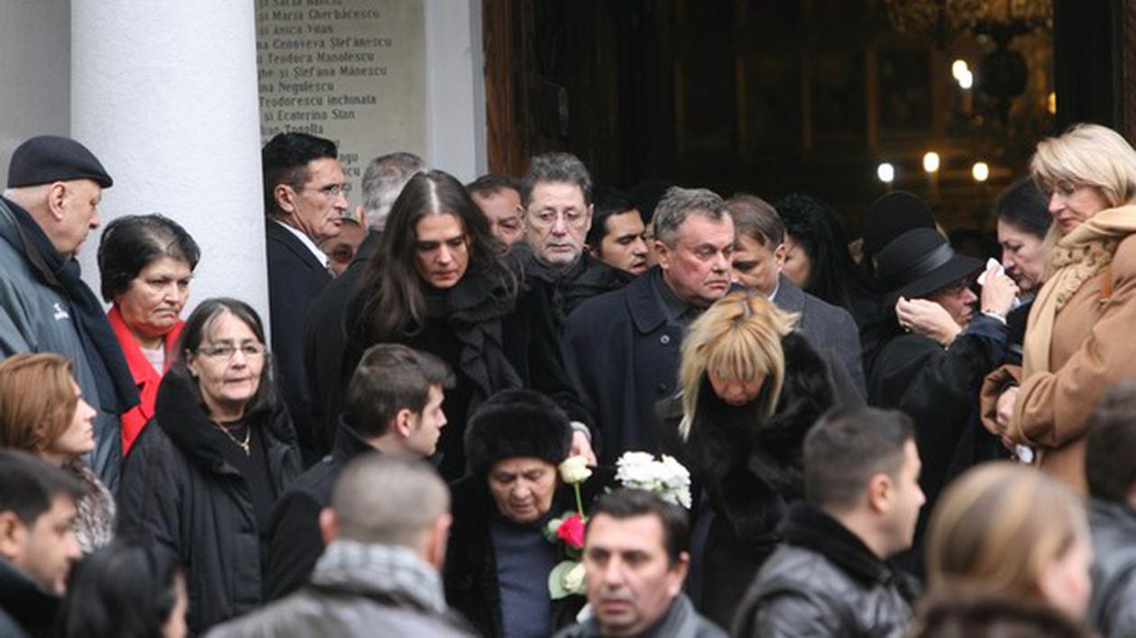 Îndurerat, Cornel Dinu nici de groapă nu s-a putut apropia la înmormântarea soţiei sale, Silvia