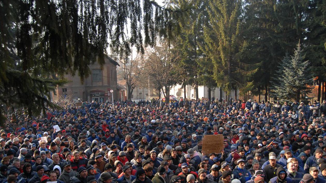 UPDATE | Peste 4000 de mineri ameninţă că vin la Bucureşti. Azi e patra zi de proteste în Valea Jiului
